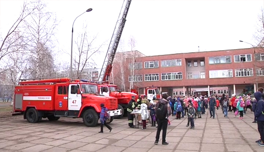 Такое мероприятие состоялось на площадке школы №3 в Шарыпово. Возможность примерить боевые костюмы спасателей, испытать средства защиты при пожаре и ознакомиться с техническим вооружением бойцов МЧС получили около сотни детей.