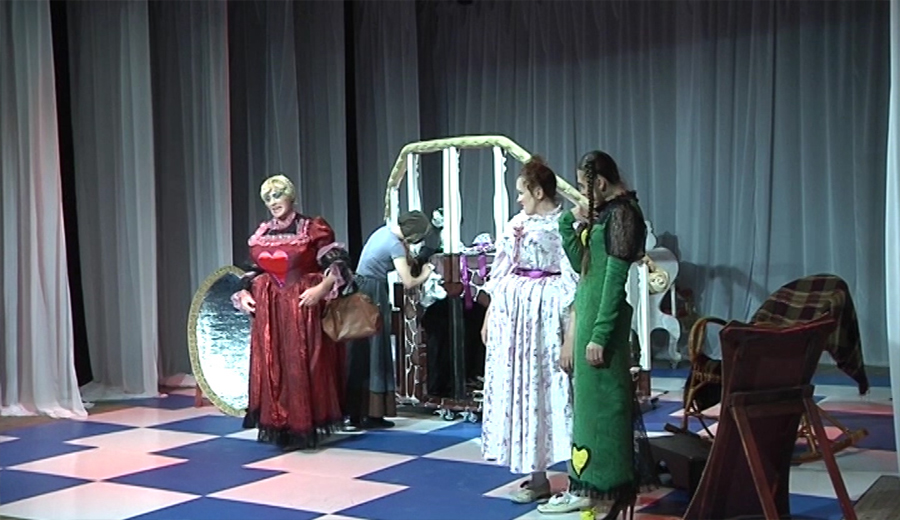 Ко дню защиты детей артисты шарыповского театра сыграли премьерный спектакль «Золушка»