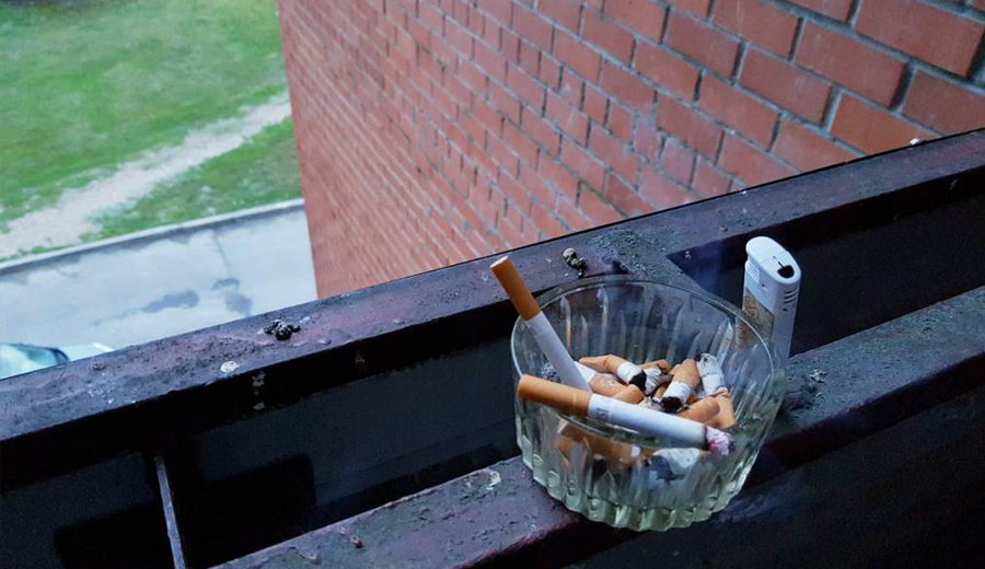 курение на балконе